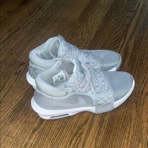 Nike Women's Grey Athletic Shoes